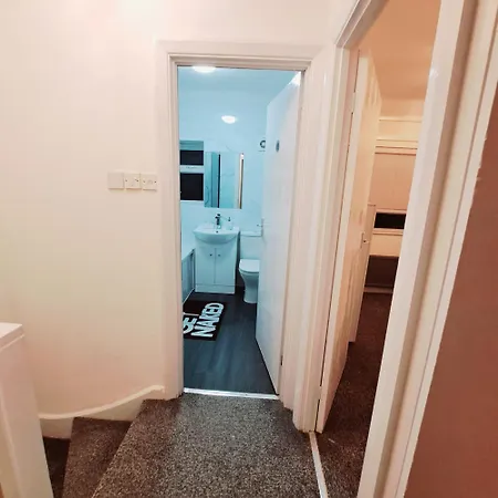 Cozy 2br Free Parking & Wifi Pets Welcome 公寓