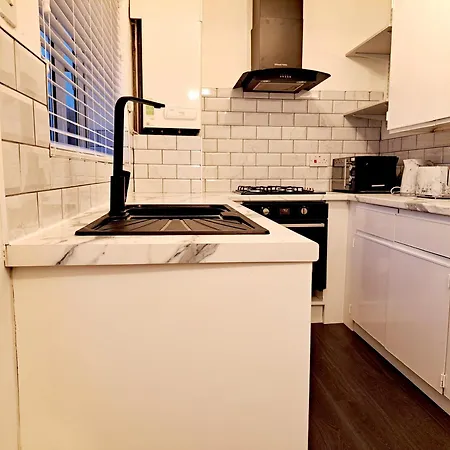 Cozy 2br Free Parking & Wifi Pets Welcome Apartment Leeds (West Yorkshire)