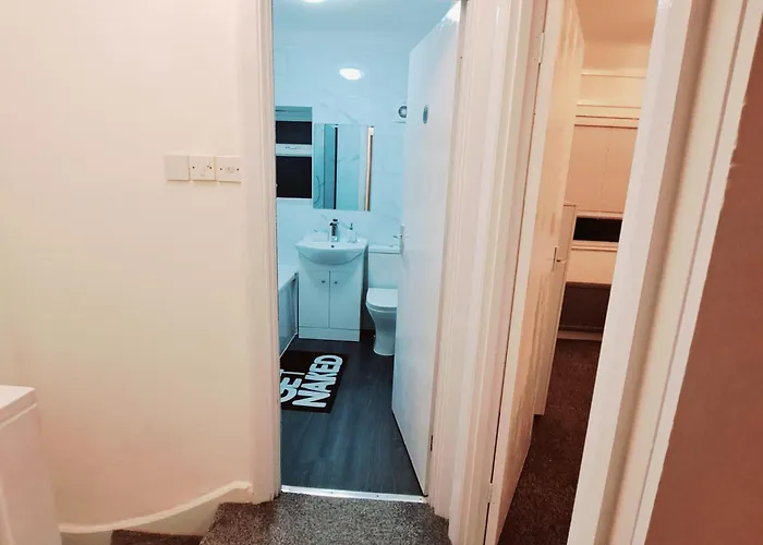 Cozy 2br Free Parking & Wifi Pets Welcome アパート