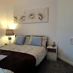 Cozy 2br Free Parking & Wifi Pets Welcome Apartman *
